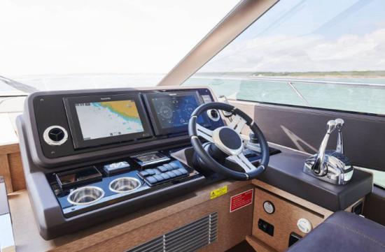 Prestige 590 lower helm