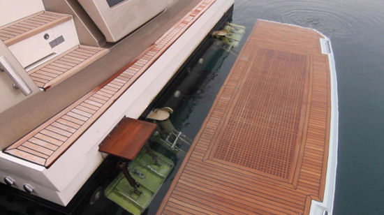 Prestige Yachts 680 hydraulic platform