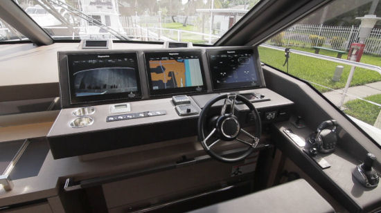 Prestige Yachts 680 lower helm