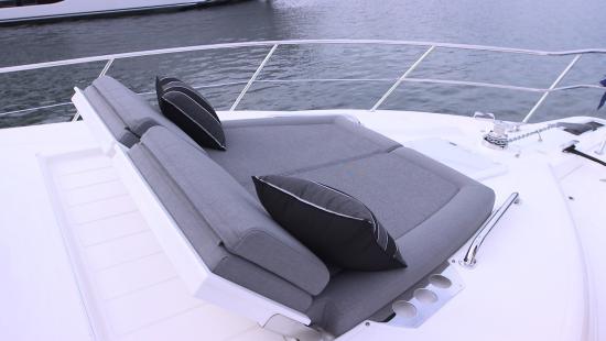 Riviera 395 SUV chaise lounges