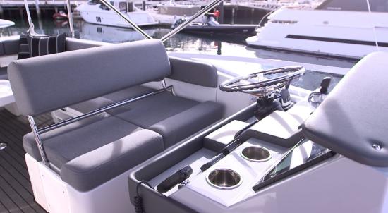 Riviera 39 Sports Motor Yacht captains seat