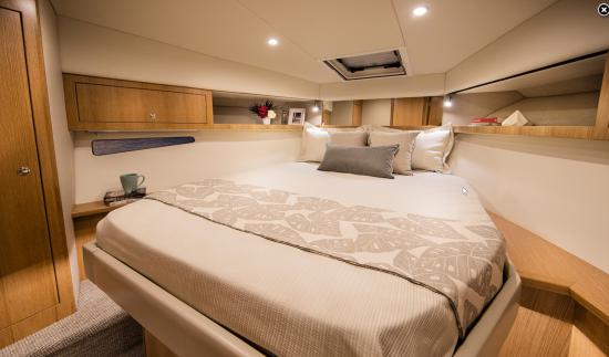 Riviera 39 Sports Motor Yacht master stateroom