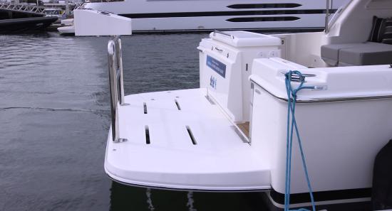 Riviera 39 Sports Motor Yacht stern platform