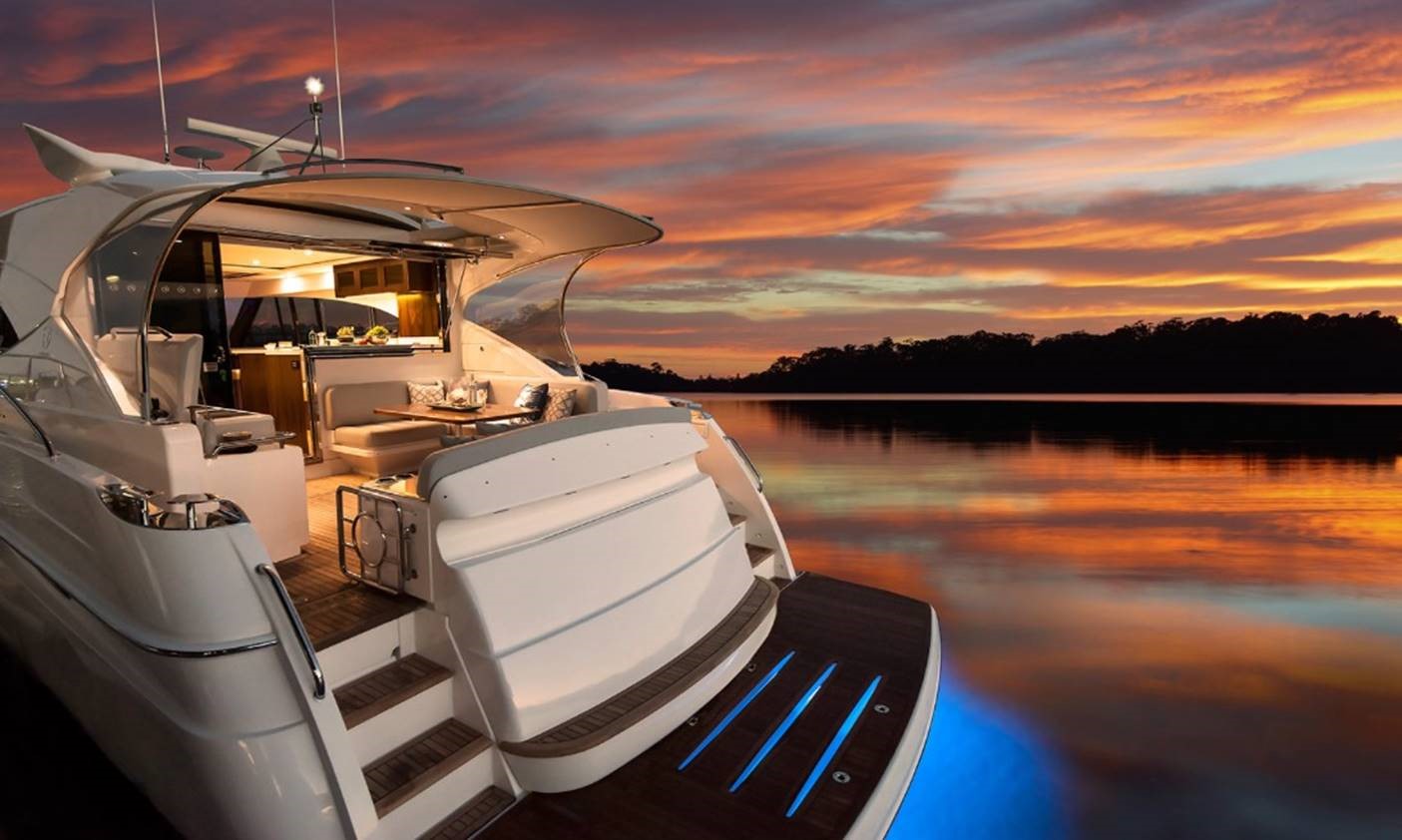 Riviera 5400 Sport Yacht