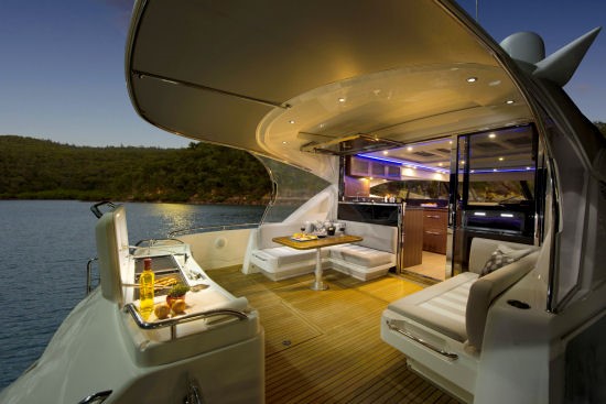 Riviera 6000 Sport Yacht