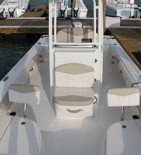 Robalo 246 Cayman SD front console