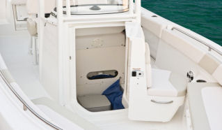 Robalo R242 Interior