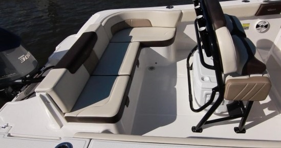 Robalo R242EX bench seating