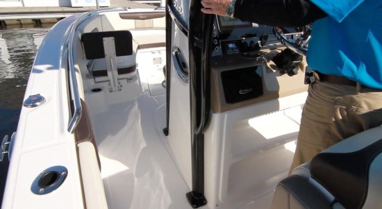 Robalo R242EX supports for t-top