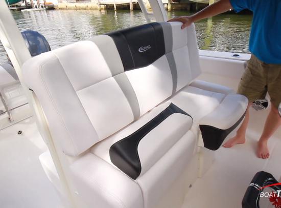 Robalo R272 helm seat