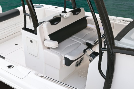 Robalo R302 wide seats