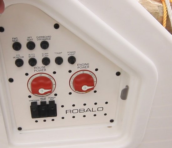 Robalo R317 battery switch