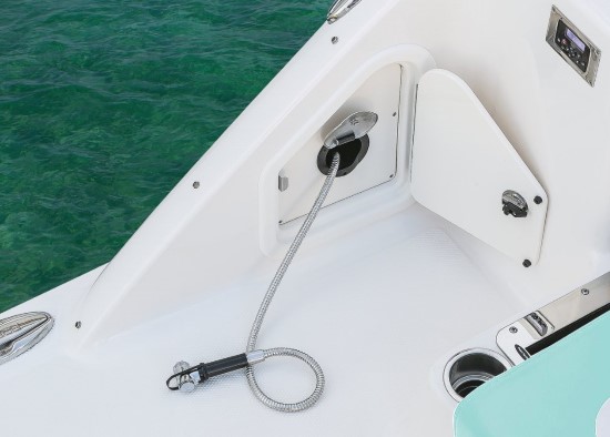 Robalo R317 shower