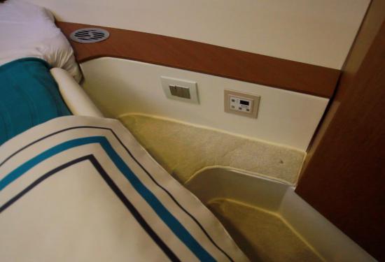 Schaefer Yachts 400 bed steps