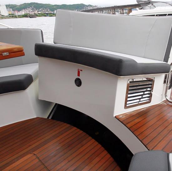Schaefer Yachts 400 u shaped settee