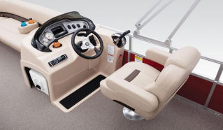 SUN TRACKER PARTY BARGE 20 DLX Interior