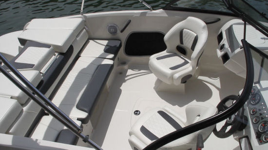 Tahoe 450 TS Outboard companion seat