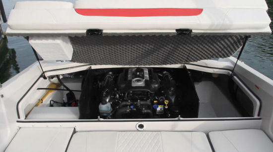 Tahoe 500 TS engine compartment