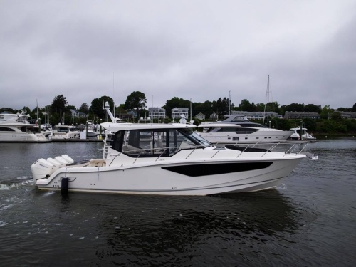 2024 Boston Whaler 405 Conquest