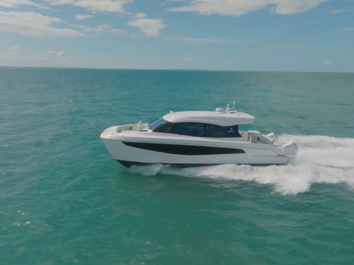 Aquila 42 Coupe running