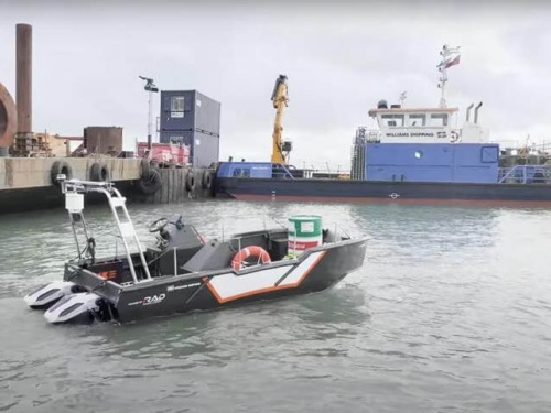 The project boat is fitted with a pair of RAD 40kW electric motors and can remotely – or semi-autonomously – deliver supplies safely across a busy harbour. This tech could lend itself to water taxi services, or deliveries to anchored yachts.