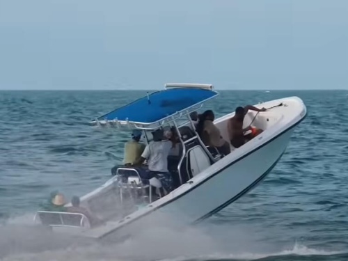 Boats vs Haulover - Boat crashing into waves