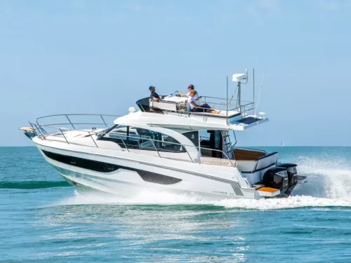 Beneteau Antares 11 Fly running