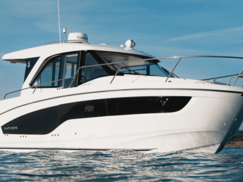 Beneteau Antares 9 on the water