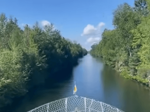 Boomershines have a tight squeeze on the Trent Canal