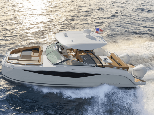 Four Winns TH33 on the water