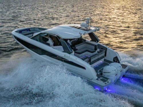 Galeon 325 GTO cruising on the water