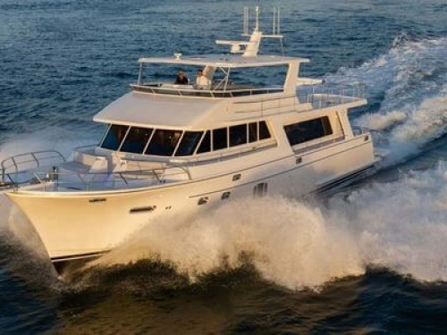 Hampton Endurance 680 running in calm waters