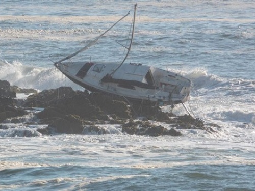 Sailboat crash on rocks