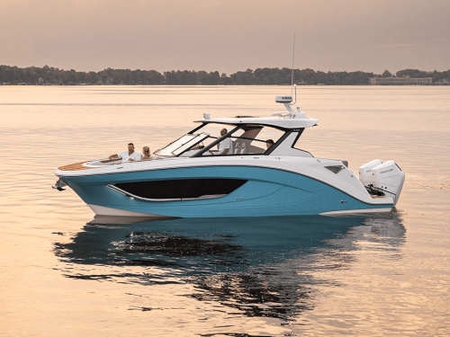 Hurricane Sundeck 3200 on the water