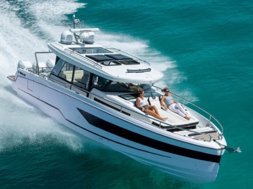 Wellcraft 38 Explorer on the water