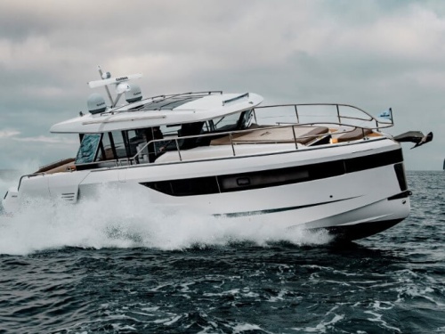 Wellcraft 44 Explorer on the water