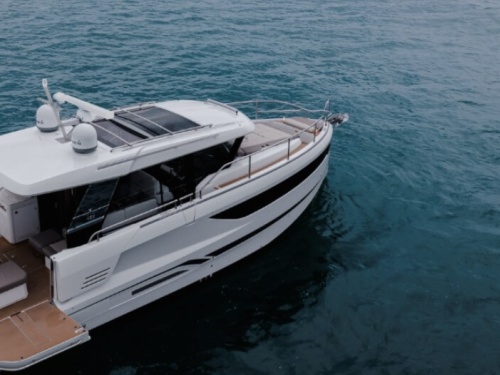 Wellcraft 44 Explorer side view on the water