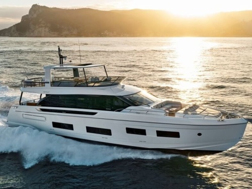 Azimut Fly 82 running on water