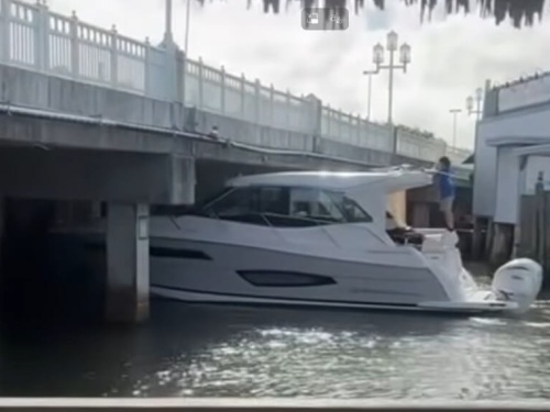 boat hits bridge