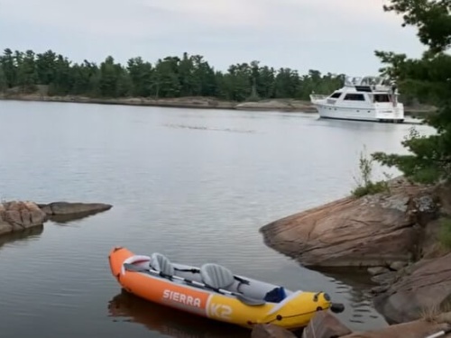 Boomershines kayak to shore