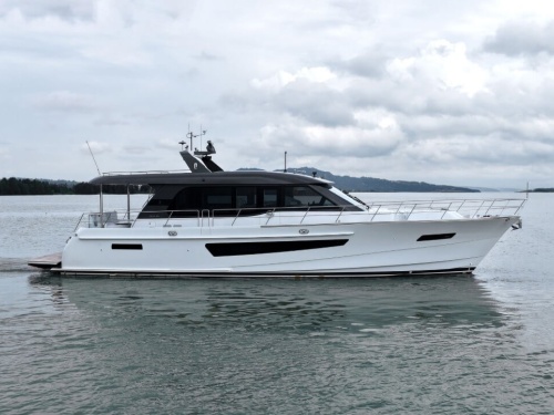 CL Yacht CLB65 SUV running on water