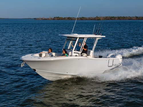  The Robalo R270 Center Console is in her element whether on family outings or chasing big fish. 