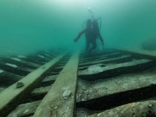 The wreck is less than 50 meters from the remains of the Temple of Isis