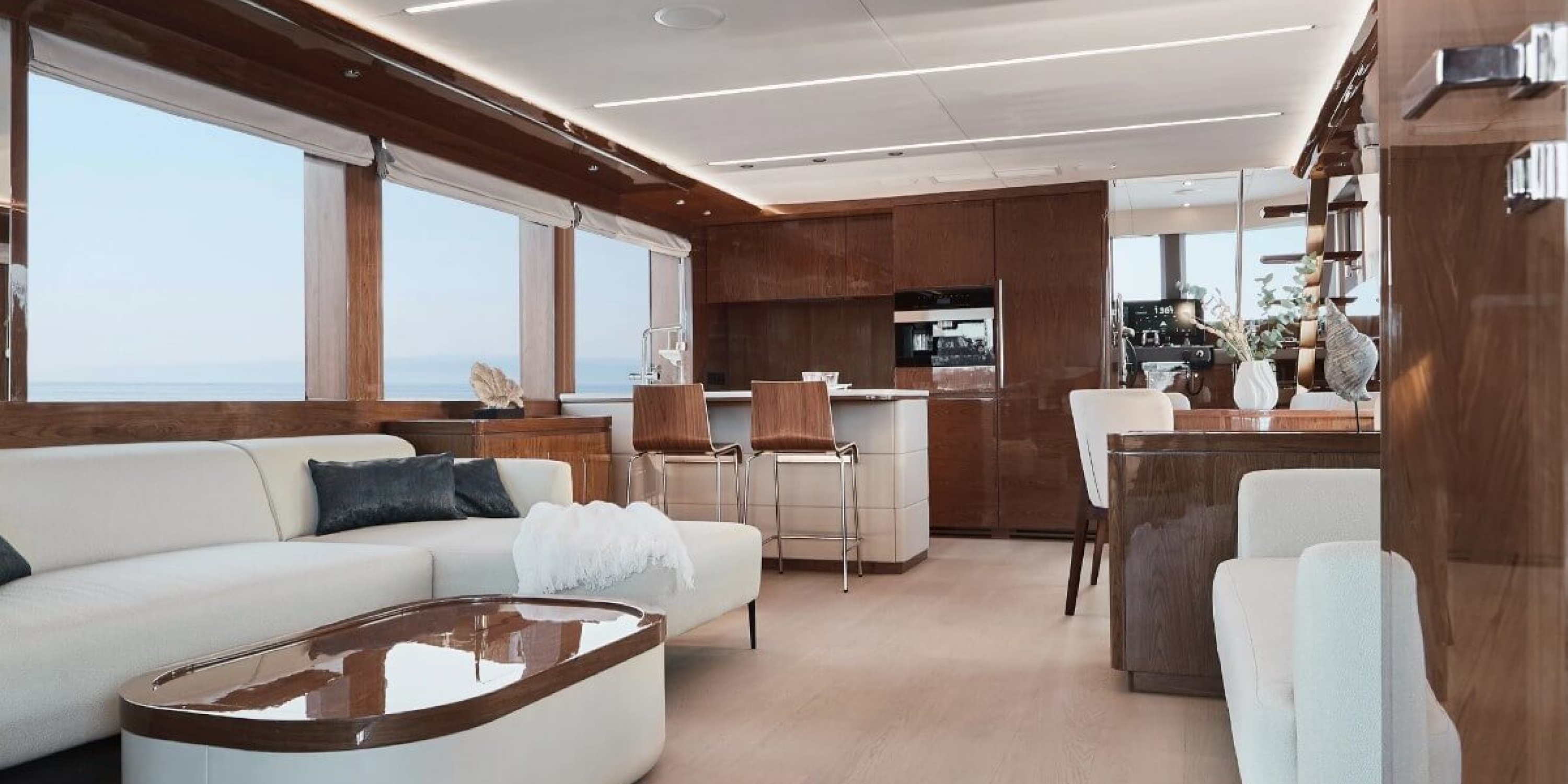Cormorant Yachts COR780 - Salon